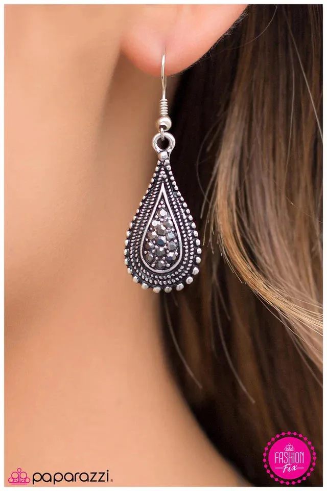 Paparazzi Earring ~ Beauty Queen - Silver